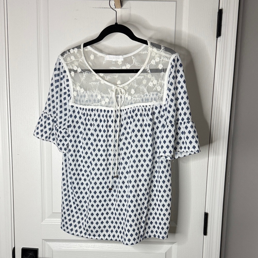 Eden & Olivia White and Navy Blouse with Lace Detail
